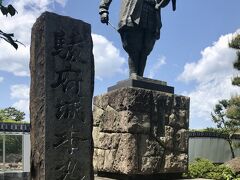 駿府城公園の駿府城本丸跡に、徳川家康公之像が建っています。

左手に鷹を持つのは、鷹狩が趣味だったからだそうです。

家康像の近くには、紀州から届いたミカンを本丸に、自ら手植えしたという「家康公手植のみかんの木」もありました。