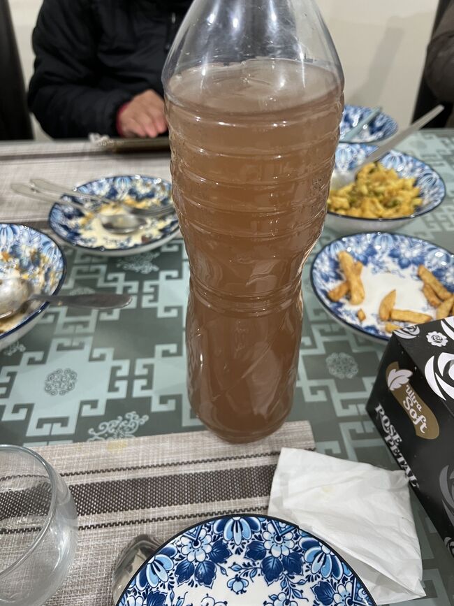 パキスタンはイスラム教なのでお酒はあまり作られていません。非ムスリム向けということでマリービールは作られていますがこれは例外。また、フンザは戒律として飲んでも良いとかで作られていますし、またカラーシャのような非ムスリムの地域でも作られています。これはそういう地域でつくられるワイン？と呼ばれるお酒。