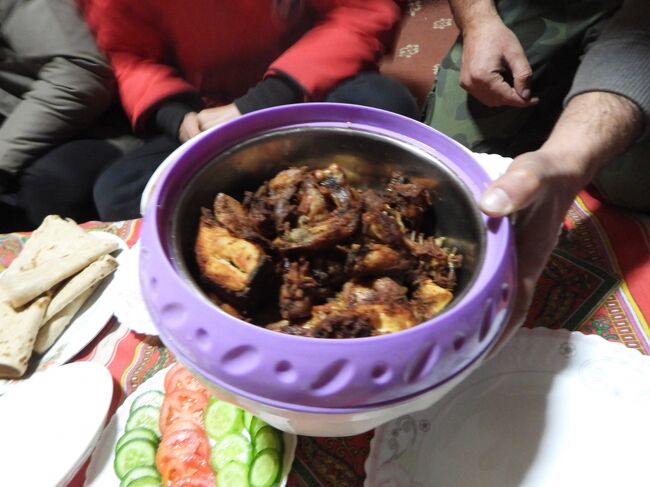 蓋がされているものの中身は鳥の唐揚げ