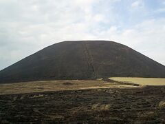 帰りの道では真っ黒に燃えた「米塚」の写真がうまく撮れました。円錐状に整った姿の80メートルの小さな山ですが、これもれっきとした火山で、山頂の窪みは噴火口です。