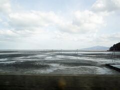 しばらく宇土半島を走ると田んぼや畑を突き抜けて海岸線に出ました。その姿は異様でかなりの遠浅になっています。関東ではこれだけの干潟を見ることはありませんが、大きく捉えればここも有明海の一部です。昨年末に行った佐賀空港から柳川へ向かう川筋の干潟の姿が思い出されます。