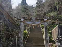 「崎津諏訪神社」は大漁と海上安全祈願のため慶安4年の1651年に創建されたとされ、境内には1685年の銘の残る石の鳥居が現存するなど、当初の境内の配置が残っているようです。ツアーの方々は教会へ急ぐので先に神社の参拝をすることにします。「天草崩れ」の際には潜伏キリシタンたちが持っていた信心具を差し出すように指定された場所でもあります。