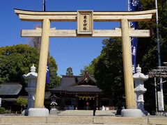 園内にある「出水（いずみ）神社」は明治11年の1878年に旧藩士松井章之らの請願により創建されました。熊本の街はその前年までの西南戦争により焼け野原となっており、その復興にあたり人心の寄り所とするためでもあったようです。熊本藩歴代藩主と忠興卿室の玉（ガラシャ）の主座4柱と配座11柱が祀られています。