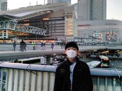 大阪駅をバックに記念撮影しました