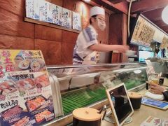 左手にある「魚心」で夕食をする事にしました
威勢のいいお店でした