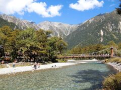 梓川の左岸岸辺には降りることができます。
ここから見える景色は河童橋と明神岳です。穂高岳も少し見えたかな。