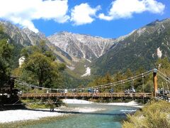 上高地の景色です。西穂高岳の山の上周辺には雲が多くなりました。
しばらくするとこの周辺は雲に覆われるかも。