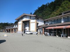 飛騨高山まつりの森です。写真はまつりの森にある博物館、高山祭りミュージアムの入り口です。
博物館は岩盤をトンネル状にくり抜いた珍しい造りで地中博物館と呼ばれています。館内の温度は常時20度に保たれていて中に高山祭の山車（祭屋台）が８台ほど展示されています。
これらの山車は高山祭りで実際に使用されたり、過去に使用された山車では無く、博物館の展示品として新たに作成された山車のため平成の祭り屋台と呼ばれています。
祭り屋台にはからくり人形が設置されていて、5体の人形が10分おきに動き出します。うち3体コンピューター制御で稼働するそうです。
折角ここまで来ましたので見てみたい気もしましたが、ここはあくまで昼食会場なので、からくり人形を見る時間はありませんでした。
