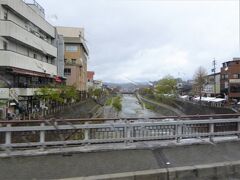 高山中心部に入りました。右手に宮川朝市が見えます。
まだ雨模様で、バスの窓は濡れています。

旅行記は　③高山編に続きます・・・

