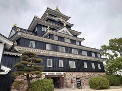 1か所目の目的地、岡山城です。
中にはエレベーターがありましたが、一番上に行くためには階段を登る必要がありました。