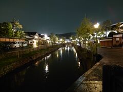 ホテルが美観地区のそばだったため、夜にも美観地区を訪れてみました。

街頭が川に反射し、とても綺麗でした。