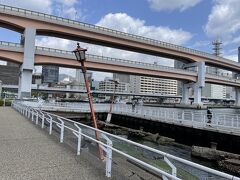 そのまま先に進むと突然現れてきた斜めった街灯。
阪神淡路大震災の悲惨さを伝えるものでした。
こうやって実物が残ってるのは凄いし、まさにリアル。
自分が生まれた年の大きな震災。風化させちゃいけない。