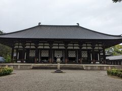 律宗総本山　唐招提寺。
鑑真大和上が創建されました。

こちらも広大です。
道がぬかるんでいるので、滑らないようにとのアナウンス。
靴の中もびちょびちょです。
ほんと寒い。ウルトラライトダウンにレインパーカーを着てちょうどよい
感じ。