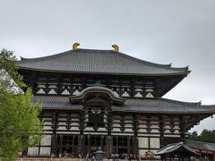 靴と靴下を替えてツマも元気になりました。

東大寺の幼稚園の前を通ってやたら遠回りの道を歩きましたが、
無事東大寺に到著。

この辺でドラクエウォークのお土産もゲットです。

