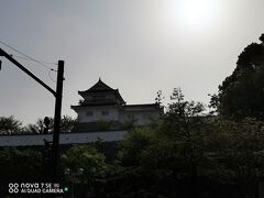 北側の通りから。正面に福山城公園南東に位置する月見櫓が見えます。