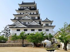 公園内から福山城博物館を望む。
1931年に福山城は国宝指定。1945年に福山空襲で焼失するも1966年に復元。
2022年に福山城の大規模改修に伴い、福山城博物館も1966年に福山城が再建されて以来リニューアル。