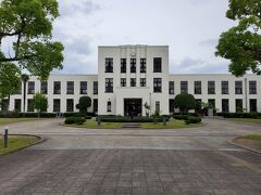 食事後にやってきたのは豊郷町にある豊郷小学校旧校舎群です。鎌掛小学校よりこちらの方が有名ですかね。
１９３７年に建築された二代目の豊郷小学校校舎が保存されていて公開されています。保存公開までは紆余曲折があったそうですが、この校舎が後世まで残る事になったのは素晴らしい事ですよね。