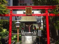 ビルの狭間にある有楽稲荷神社を参拝します。