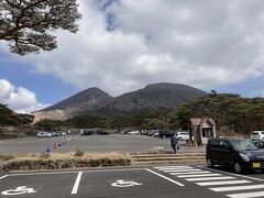 今日の宿は、霧島温泉に近い「日当山温泉」にあります。
かなりの高級旅館という話でしたので、宿を満喫するため早めに到着しよう、
という事になりましたが、それにしてもまだ午後1時、
早すぎます。
「霧島温泉市場」の観光案内所おすすめのこちら、
道の駅・えびの高原へ。
ここは、霧島山の登山口、道の駅からは独特の形をした雄大な「韓国岳」が見えます。
そろそろ、宿についてもいい時間となりました。