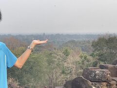 アンコール四大遺跡の一つプノンパケンでとった手乗りアンコールワットです。写真を撮ってくれたお姉さんはアルゼンチン人ながら日本語がペラペラで二枚目の写真を撮ってくれたときに『もういっちょー！！』って言っていました。