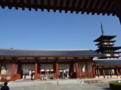 薬師寺　7世紀に建立
静寂清涼な空気をまとっていた唐招提寺と比べて
ここは修学旅行生の行列も多く賑やかな感じ
