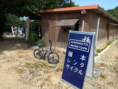 島に着いたら、車がいくつかあって、どこもレンタサイクルのご案内。
どこの会社にしようかなって迷ってここに。

３時間借りることにしました。（1,500円）