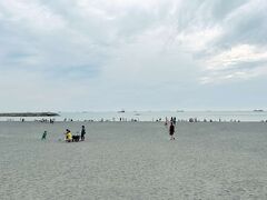 旗津海岸公園は、どこまでも続きそうな広い砂浜があって、地元の人の憩いの場になっている感じ。夏は海水浴場にもなるそう。
神奈川や千葉の海になじんでいる身としては、タンカーやコンテナ船が行き交う様子を見ながらの海水浴は不思議な感じ。