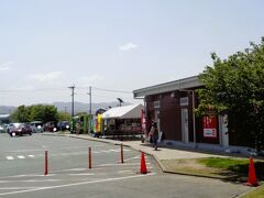 旅行記の始まりは、道の駅みやま（福岡県みやま市）。
Deco宅から八女市星野村までノンストップで行けないこともないのです…が、実は当日朝になって、Deco家族が恒例の爆弾発言。

「●●（Deco叔母）も誘って一緒に行きたい」

…叔母宅は結構離れており、しかも星野村とは真逆の方向。叔母の送迎をすると二往復で走行距離50km以上のプラス。時間もかかります。

しばし考えるDecoでしたが、家族も叔母もイイ歳だし、姉妹揃ってお出かけもこの先何度もあるとは思えません。それに星野村のシャクナゲは他のお花とはちょっと違うので、一度叔母にも見せてあげたい。
叔母を迎えに行き、星野村へ。走行距離も伸びるので、道の駅みやまにて休憩を取ります。