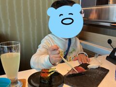 北谷でお昼食べたかったけどハンバーガーとか、洋風なものじゃない方が良いという母のリクエストで空港で食べることに
レンタカーを返却してバスで空港まで送迎してもらう
早めに空港に着き、お土産を買って荷物を預けてご飯に行こう
最後はお寿司
お寿司好きな甥っ子、よく食べてた（普段食は細い方）
母もそこそこ食べたので会計は良いお値段になった
ここで、私は大失態を犯すがこのときはまだ気づいていない
彩発見クーポンを使わなかったことを後悔したのは翌日のことであった

お寿司は美味しかったよ！