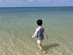 
昨日海でびしゃびしゃになったけど、水着じゃなかったので泳げなかったので水着になると言ってきかない僕ちゃん
※まだ泳いではいけません

私も足だけつかってみたけどまだ水は冷たいよー
風が吹くと寒いでしょーに
それにしても綺麗だねー！
