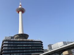 JR中央口を出ると京都タワー。
今回は、南側八条口スタート。