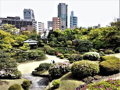 相楽園
　ビル街の中に位置する廻遊式林泉園