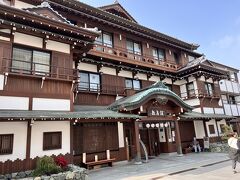 左側に敷島館
使用されている木材から最近の建物なのが分かる

虎屋旅館をうまく活用できなかったのだろうか？？