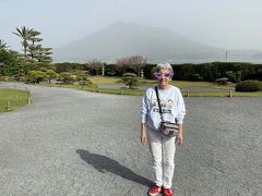 鹿児島中央駅に戻る途中、庭園が素晴らしいという「仙巌園」へ。

ここは、薩摩藩主・島津家の別邸です。
広大な庭園とお屋敷、なんといっても、目の前には雄大な桜島！！！
本日は、残念ながら、霞んでますぅ・・・。