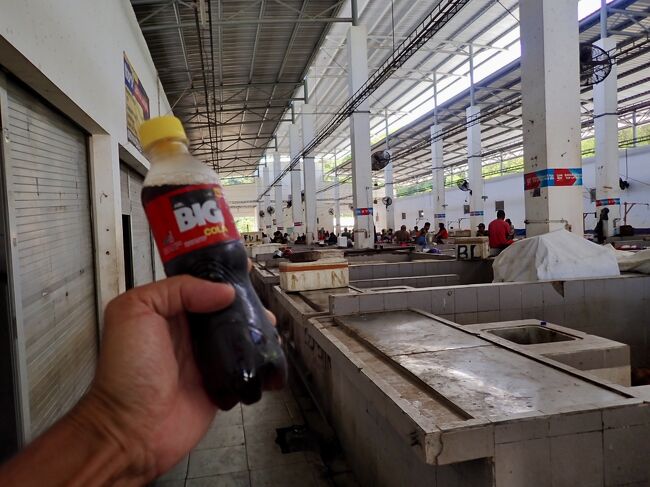 9:43<br />市場でインドネシアの国民コーラ、ビックコーラを買います。<br />Rp5k(50円)