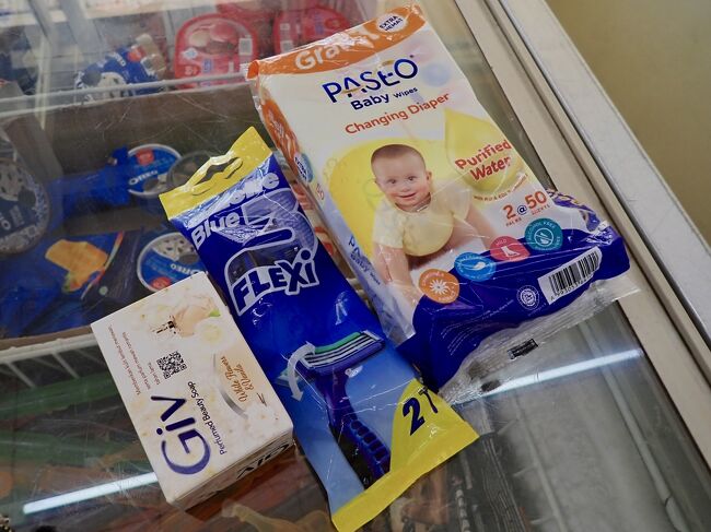 ウエットティッシュと髭剃りと石鹸で、<br />Rp49.5k(495円)。<br />こうゆう物の値段は日本とあまり変わらない様です。