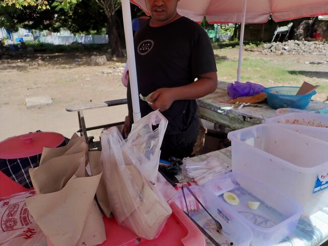 買い物の後は、インドネシアのお弁当、ナシブンクスと<br />Rp10k(100円)<br />(掲載許可承諾済)