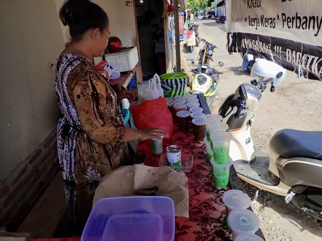 インドネシアのハロハロ、エステラを<br />Rp10k(100円)<br />(掲載許可承諾済)