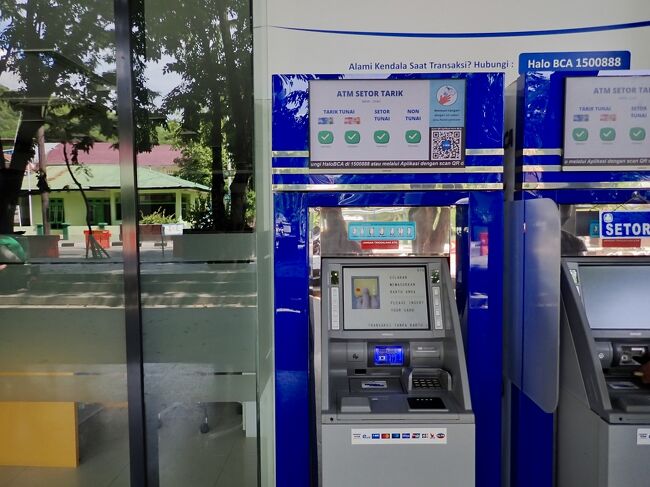 食後にATMでツアーのお金を下ろします。<br />Rp3Mil(28524円)。