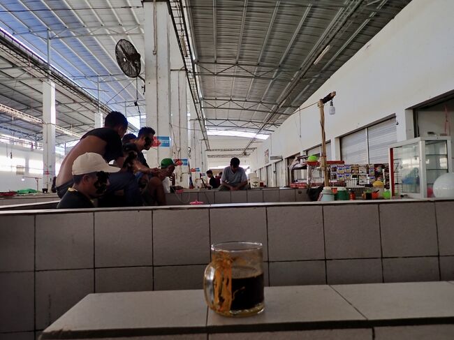 16:19<br />夕方、仕事の終わった地元の人達が集う市場でコーヒー。<br />Rp5k(50円)。