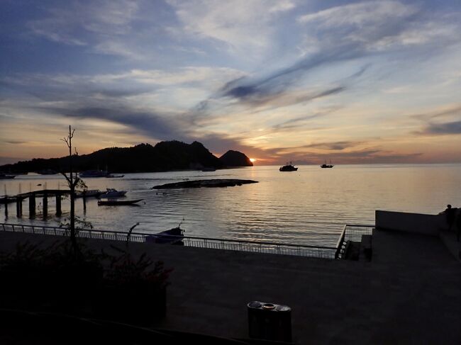 ラブアンバジョの日が暮れます。