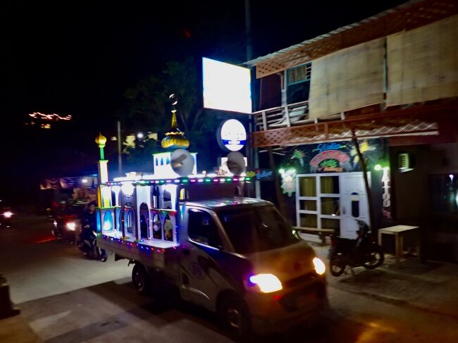 今日までイスラム教の断食の月、ラマダンだったらしく、<br />お祈りの時間を告げるアザーンを告げるモスクの形をした車が通り過ぎます。