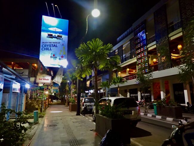 ネオンの光が華やかな通りに出ます。