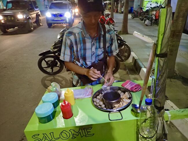 通りを歩きながら、屋台を物色します。<br />魚のツクネのサロメは5個でRp5k(50円)。<br />(掲載許可承諾済)