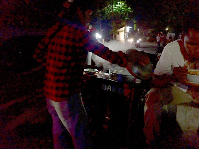 インドネシアのラーメン、バクソの屋台があります。<br />(掲載許可承諾済)