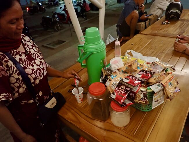 食後にインドネシアのコーヒーを飲みながら、<br />Rp5k(50円)<br />(掲載許可承諾済)