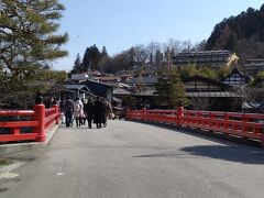 宮川中橋を渡って古い街並みに入ります。

