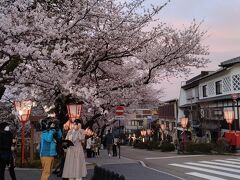 食後は兼六園で夜桜見物☆
園前でTVの中継してる。
ミーハーなので気になります。