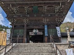 長谷寺の総門　仁王門
両脇には仁王像、楼上に釈迦三尊十六羅漢像

花のお寺　ワクワクします。
