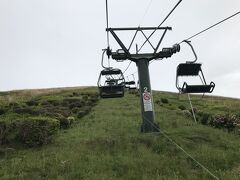 大室山リフト（往路）。
標高580mの山頂まで約5分。風が吹きさらし、体温を奪われ肌寒く感じる。
